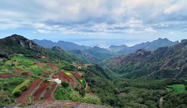 Vista earial de un pequeño pueblo en el Parque Natural de Anaga — Foto de Stock