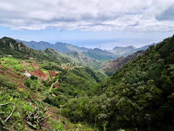 Vista aearial de pequena aldeia no Parque Natural de Anaga — Fotografia de Stock