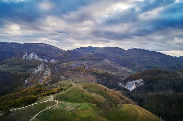 喀尔巴阡山山乡村鸟瞰美丽的秋天天气 罗马尼亚 — 图库照片