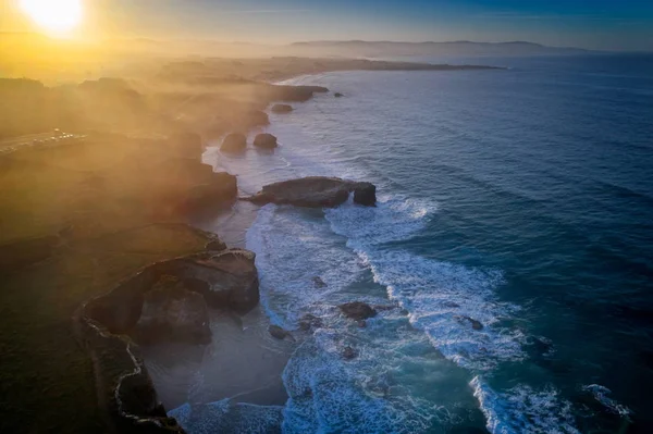 大西洋にある海岸ルーゴ ガリシア スペイン プラヤ Catedrales で夕日の光 大聖堂ビーチにスペイン北部の有名なビーチの空撮 — ストック写真