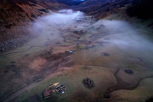 Luchtfoto Berglandschap Met Herfst Ochtend Mist Bij Zonsopgang Fundatura Ponorului — Stockfoto
