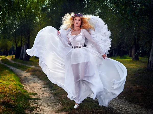 Молода Жінка Довгій Білій Сукні Ангельських Крилах — стокове фото