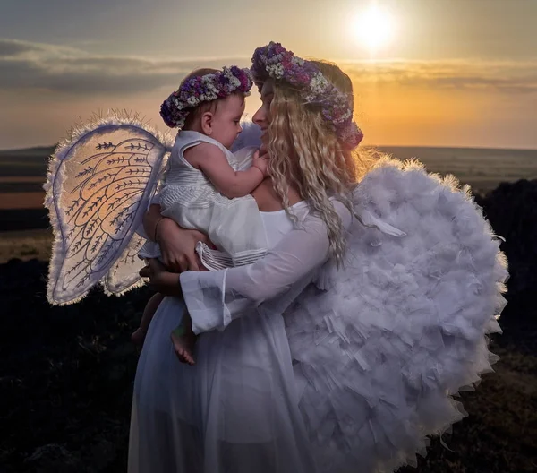 Young Beautiful Mother Hugging Her Little Daughter Outdoor Summer Sunset — Stockfoto