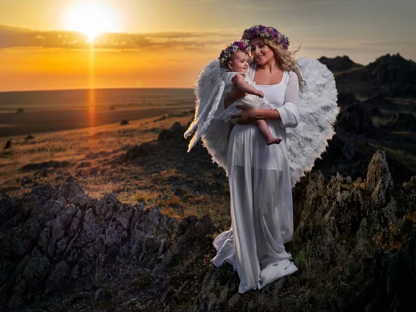 Young Beautiful Mother Hugging Her Little Daughter Outdoor Summer Sunset — Stockfoto