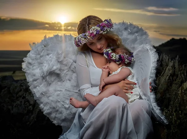 Young Beautiful Mother Hugging Her Little Daughter Outdoor Summer Sunset — Stock Photo, Image