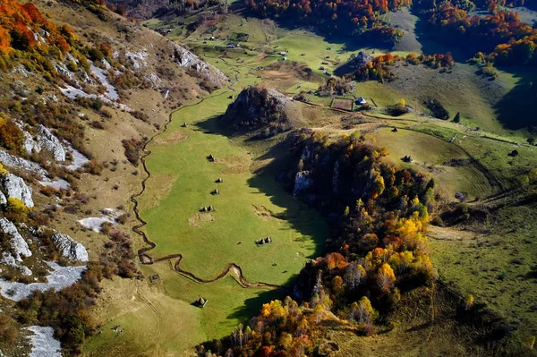 Hava Dağ Manzarası Ile Sonbahar Sabahı Sis Gündoğumu Fundatura Ponorului — Stok fotoğraf