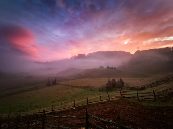 Berglandschap Met Herfst Ochtend Mist Bij Zonsopgang Roemenië — Stockfoto