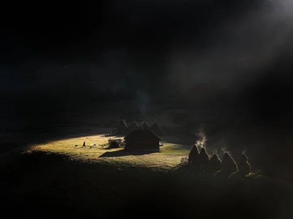 Горный Пейзаж Осенним Утренним Туманом Рассвете Румыния — стоковое фото