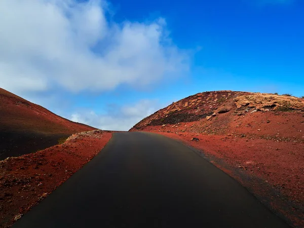 Resa i Lanzarote öarna. Unika vulkaniska landskap av Canar — Stockfoto