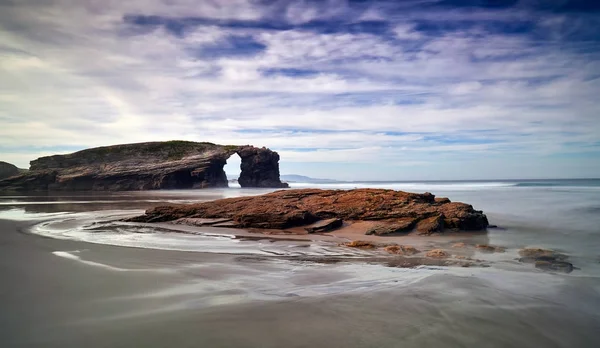 Beau coucher de soleil et arches en pierre — Photo