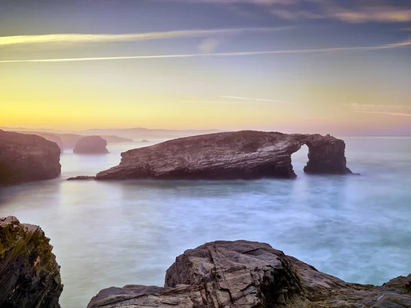 美しい夕日、石のアーチ — ストック写真