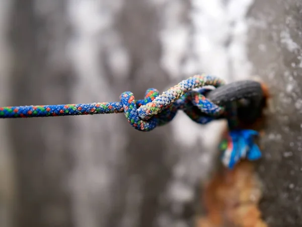 Touw knoop op roestig muur — Stockfoto