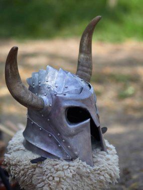 Ortaçağ metal kask