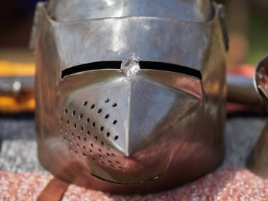 Ortaçağ metal kask