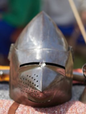 Ortaçağ metal kask