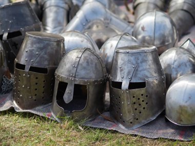 Medieval metal başlıklar