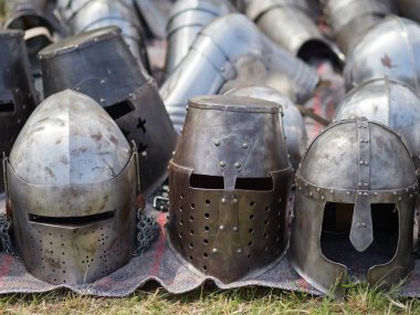 Medieval metal başlıklar