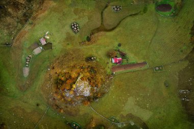 sonbahar sabahı dağ manzarası