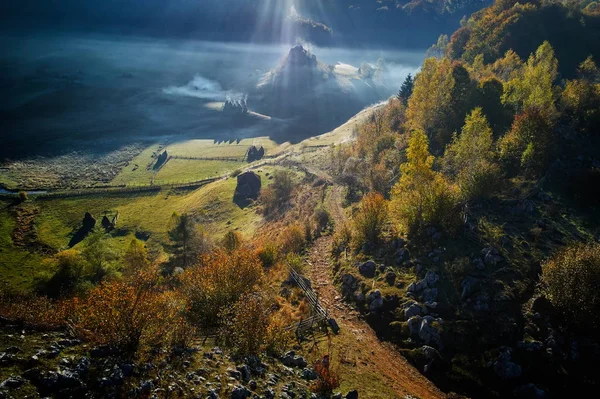 Paisagem montanhosa na manhã de outono — Fotografia de Stock