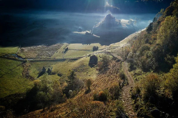 Berglandschap in herfst ochtend — Stockfoto