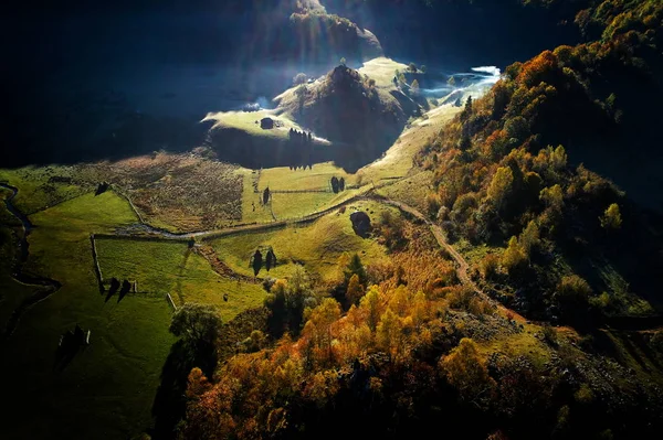 Sonbahar sabahı dağ manzarası — Stok fotoğraf