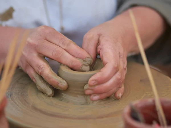 Bayan Potter bir kase oluşturma — Stok fotoğraf