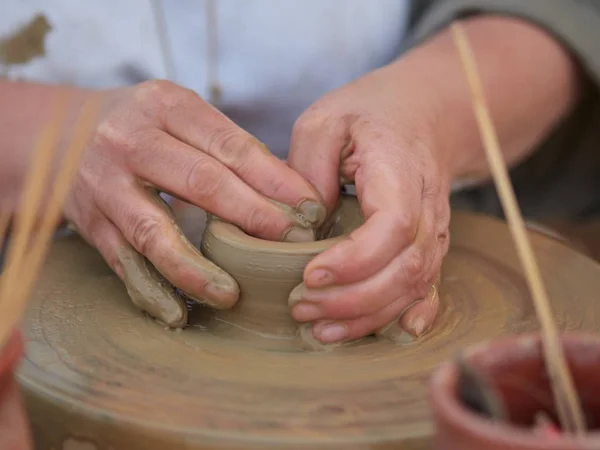 Bayan Potter bir kase oluşturma — Stok fotoğraf