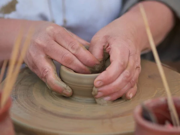 Bayan Potter bir kase oluşturma — Stok fotoğraf