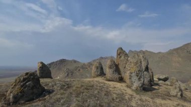 Romanya 'nın sonbaharında Karpat dağlarının kırsal kesimlerinin hava görüntüsü zamanlaması