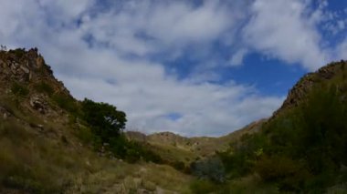 Romanya 'nın sonbaharında Karpat dağlarının kırsal kesimlerinin hava görüntüsü zamanlaması