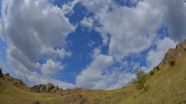 秋季罗马尼亚喀尔巴阡山脉农村的空中俯瞰时间 — 图库视频影像