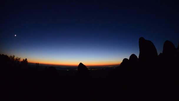 日出时的山地景观 — 图库视频影像