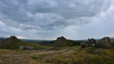 Romanya 'nın sonbaharında Karpat dağlarının kırsal kesimlerinin hava görüntüsü zamanlaması