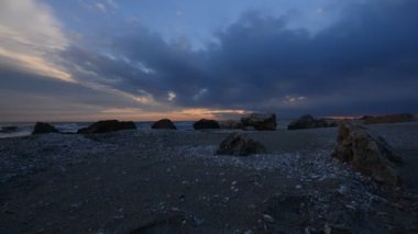 Romanya 'nın sonbaharında Karpat dağlarının kırsal kesimlerinin hava görüntüsü zamanlaması