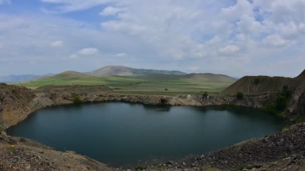 Lago Con Reflejo Del Antiguo Cráter Del Volcán Ciudad Racos — Vídeos de Stock