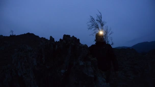 Rörlig Tid Förflutit Bilder Man Med Lampa Blinkande Ljus Ser — Stockvideo