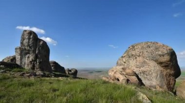 Romanya 'nın sonbaharında Karpat dağlarının kırsal kesimlerinin hava görüntüsü zamanlaması