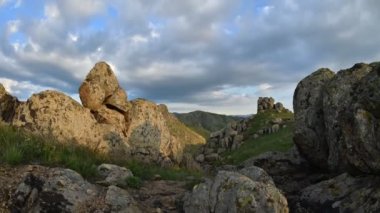 Romanya 'nın sonbaharında Karpat dağlarının kırsal kesimlerinin hava görüntüsü zamanlaması