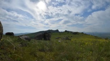 Romanya 'nın sonbaharında Karpat dağlarının kırsal kesimlerinin hava görüntüsü zamanlaması