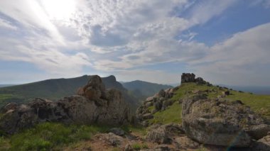 Romanya 'nın sonbaharında Karpat dağlarının kırsal kesimlerinin hava görüntüsü zamanlaması