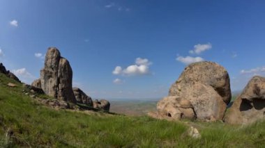 Romanya 'nın sonbaharında Karpat dağlarının kırsal kesimlerinin hava görüntüsü zamanlaması