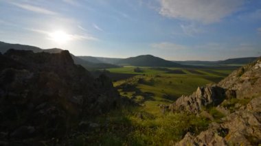 Romanya 'nın sonbaharında Karpat dağlarının kırsal kesimlerinin hava görüntüsü zamanlaması