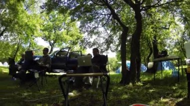 Doğada dizüstü bilgisayarları üzerinde çalışan bir grup insanın hızlandırılmış görüntüleri.