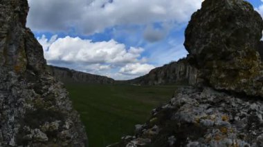 Romanya 'nın sonbahar sabahı, Karpat dağlarının kırsal kesimlerinin hava görüntüsü zamanlaması Romanya' nın