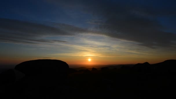 Berglandschap bij zonsopgang — Stockvideo