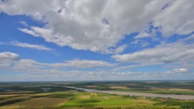 Romanya 'nın Dobrogea kentinde yazın Tuna Nehri kıyısının havadan manzarası