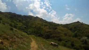 Gün doğumunda dağ manzarası