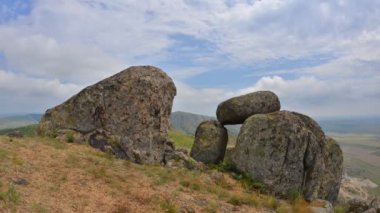 Romanya 'nın sonbahar sabahı, Karpat dağlarının kırsal kesimlerinin hava görüntüsü zamanlaması Romanya' nın