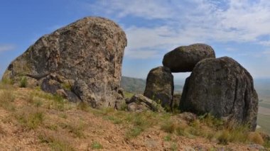 Romanya 'nın sonbahar sabahı, Karpat dağlarının kırsal kesimlerinin hava görüntüsü zamanlaması Romanya' nın