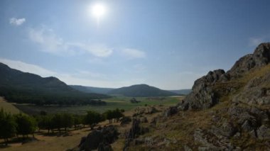 Romanya 'nın sonbahar sabahı Karpat dağlarının kırsal manzarası